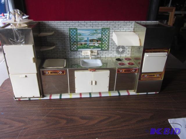 Highly collectible vintage Superior tin kitch...