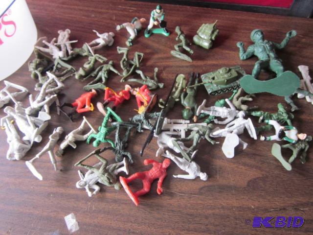 Lot of vintage plastic green and white Army m...
