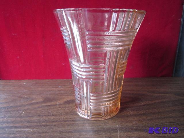 8 inch pink Depression glass basket weave vas...