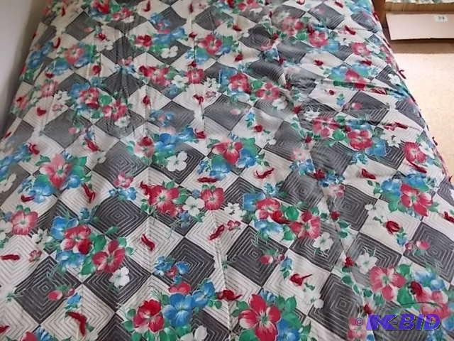 lot 36 image: Hand Made Comforter (Fits TwinFull Bed)...