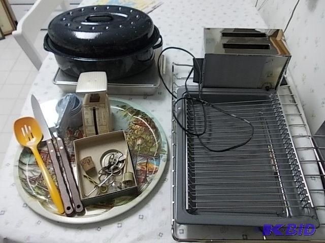 lot 45 image: Roaster, Cake Pan, Toaster, Cooling Rack, Rou...