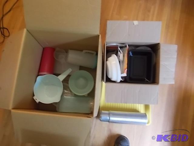 lot 62 image: Box Lot Of Tupperware, Big Drain Pan, Aluminu...