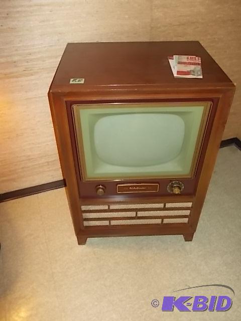 lot 88 image: Old (Retro) RCA Victor TV This Item Is Down...
