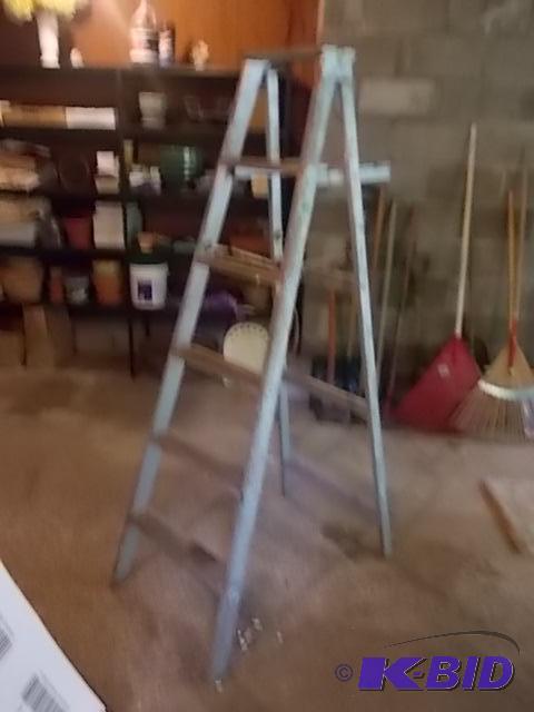 lot 95 image: 6 Wood Step Ladder...