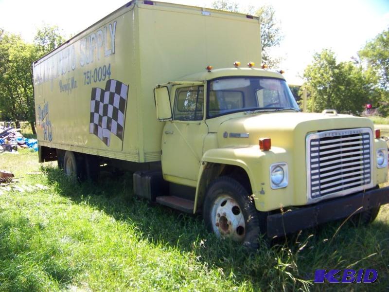 lot 13 image: 1972 International Van truck