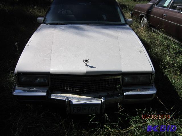 lot 5 image: 1990 Cadilac Fleetwood