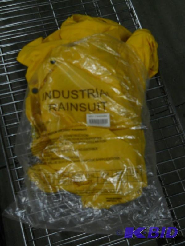 Industrial Rain Suit. Size XL. Great for Hunting.