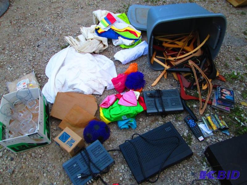 mixed lot of sheets, blankets, hangers, toys,...
