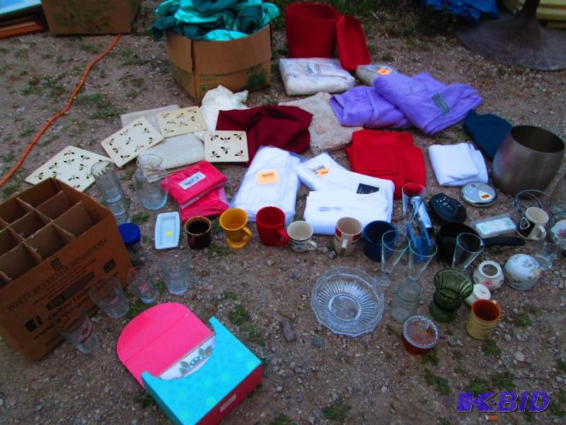 mixed lot of towels, sheets, plates, glasses,...