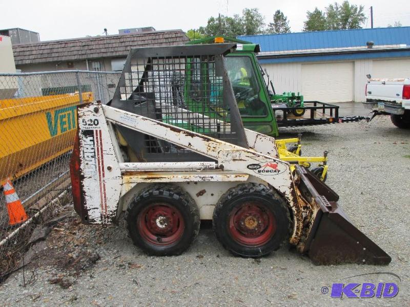 lot 10 image: Bobcat 520 skidloader. Gas. Kohler engine. Ru...