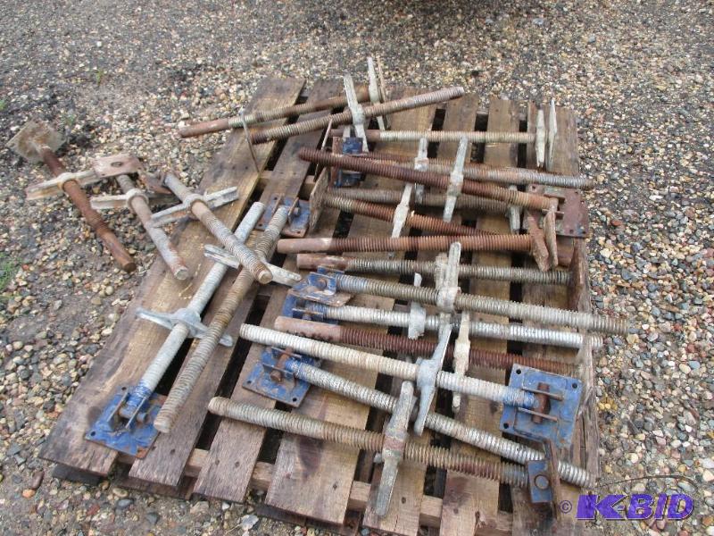 lot 29 image: Pallet of scaffolding screw jacks...