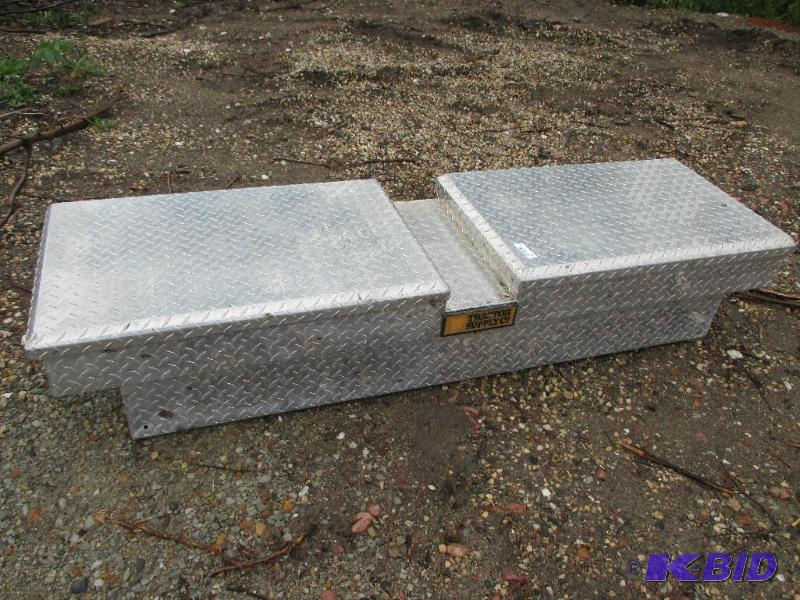 lot 42 image: Aluminum pickup toolbox...