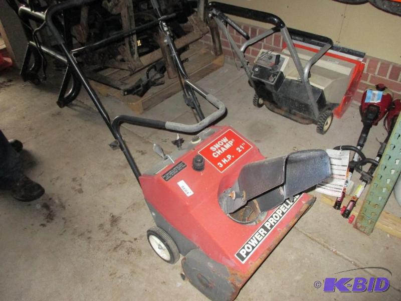 lot 47 image: Small portable snowthrower. Looks in good con...