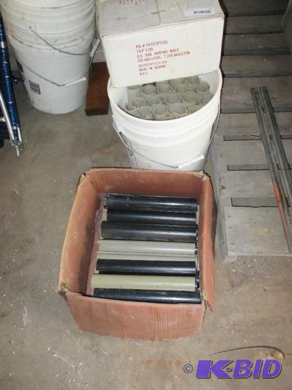lot 53 image: Couple of boxes of scaffolding wind clips plu...