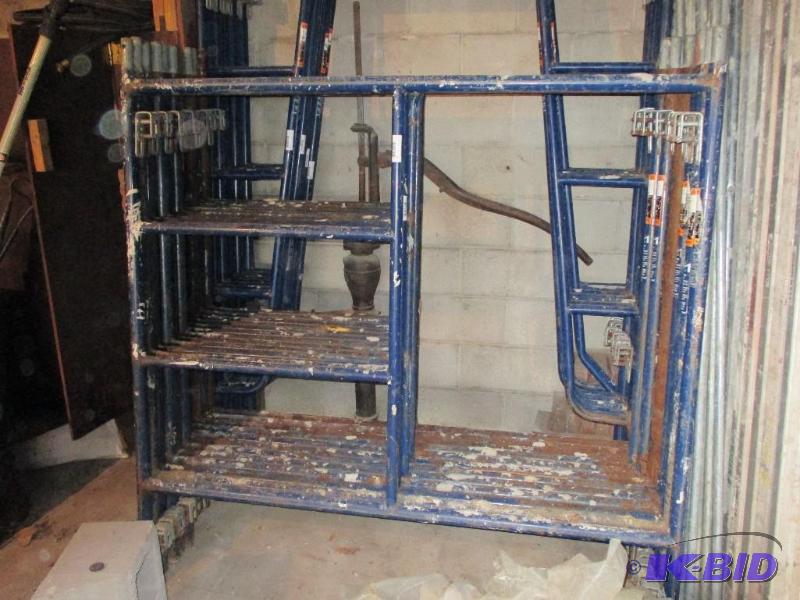 lot 60 image: 2 Scaffolding ends and 2 crossbraces, very go...