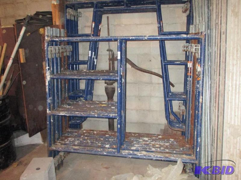 lot 61 image: 2 Scaffolding ends and 2 crossbraces, very go...