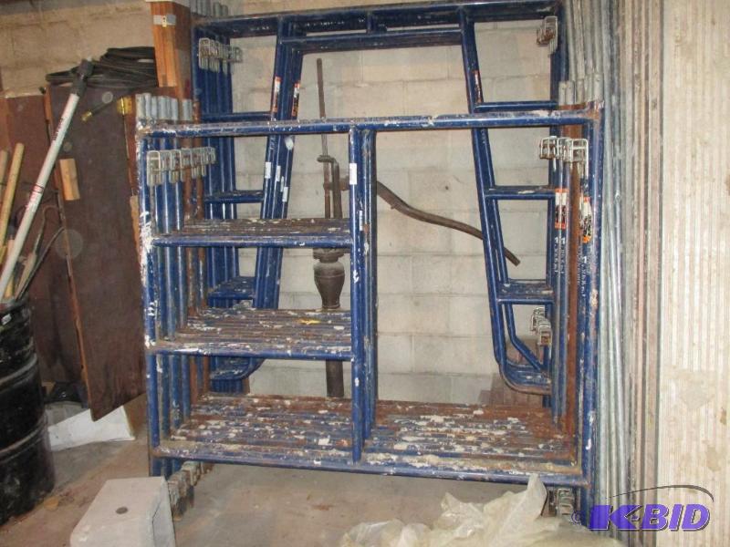 lot 62 image: 2 Scaffolding ends and 2 crossbraces, very go...