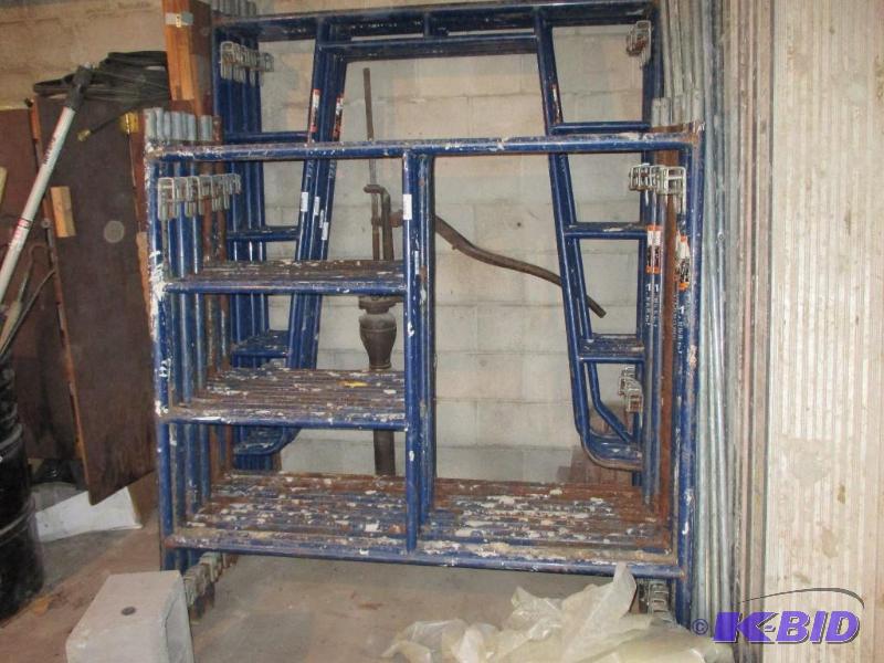 lot 63 image: 2 Scaffolding ends and 2 crossbraces, very go...