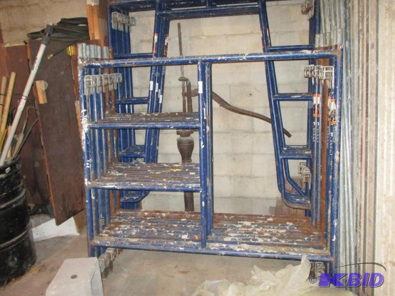 lot 64 image: 2 Scaffolding ends and 2 crossbraces, very go...