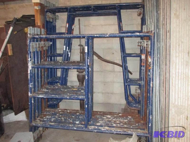 lot 69 image: 2 Scaffolding ends and 2 crossbraces, very go...