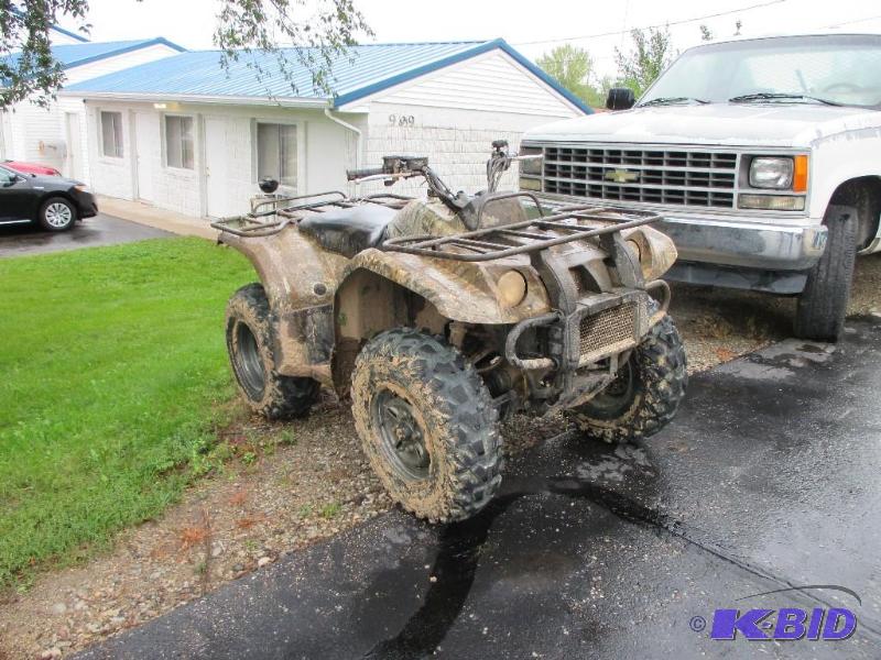 lot 7 image: Yamaha Grizzly 450 4 wheeler, has winch, runs...