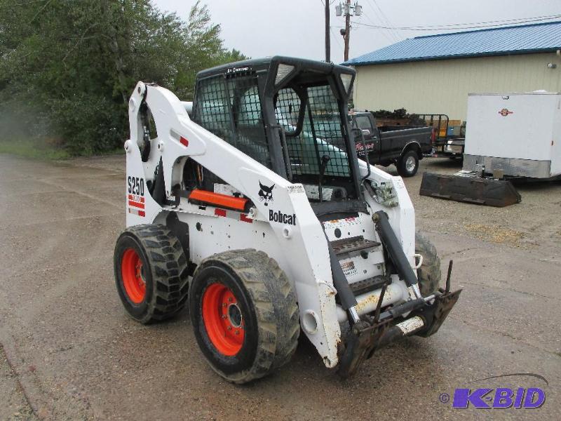 lot 8 image: 2005 S250 Bobcat skidloader. One owner machin...
