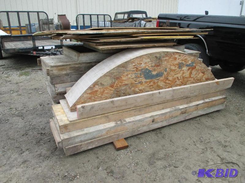 lot 99 image: Bundle of large cement form pieces...