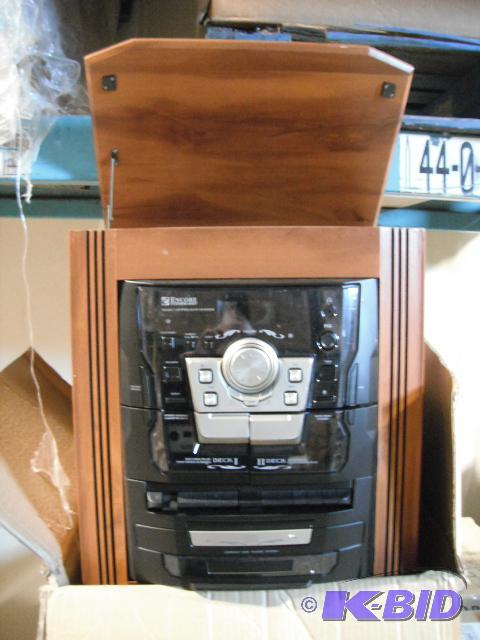 lot 193 image: Salvage Lot of Radios - Many are in like new ...