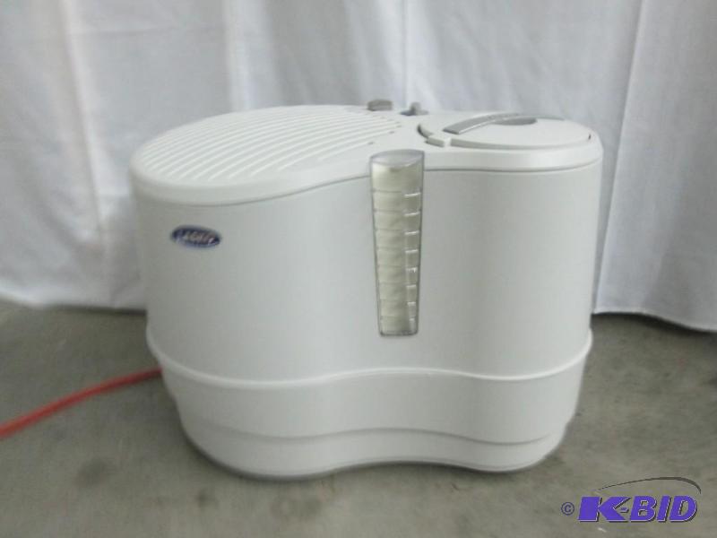 lot 18 image: Lasko 9-Gallon Recirculating Humidifier