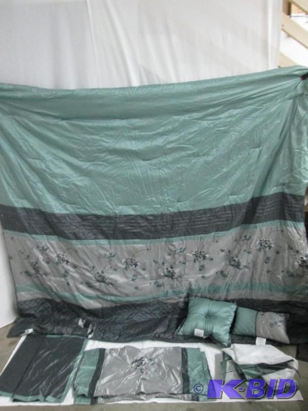 lot 40 image: McLeland Design Meslisandre 8pc. Comforter Set