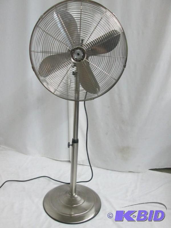 lot 9 image: Soleus 18 Metal Pedestal Fan