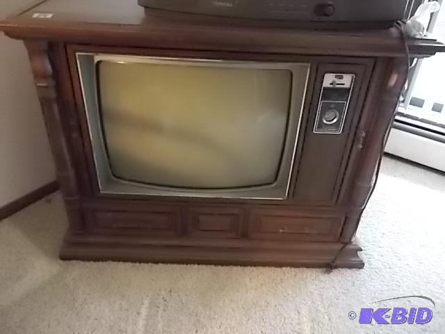 lot 19 image: Zenith Console TV...