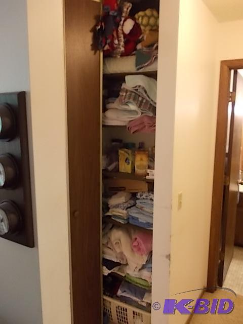 lot 49 image: Contents Of Linen Closet (Sheets, Blankets, T...