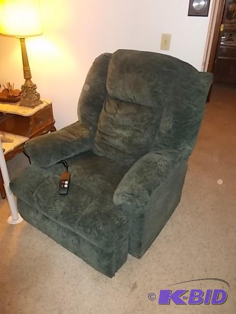 lot 7 image: Dark Green Power Lift Chair - Works Bring H...