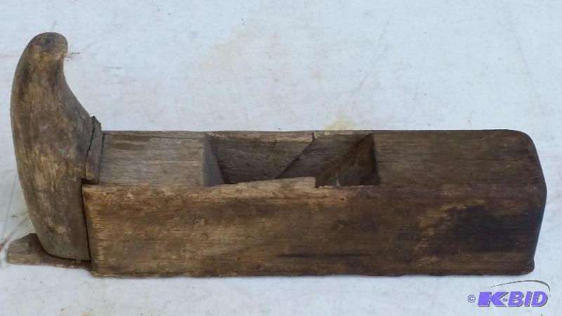 lot 17 image: Antique wood plainer 10" x 2"...