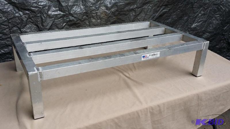 lot 22 image: NSF Walk in cooler floor rack measures 3 x 2...