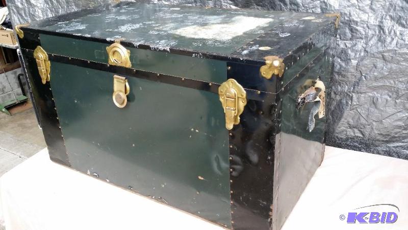 lot 24 image: Black and Green Trunk with lift out tray, sol...