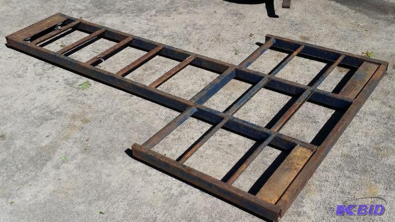 lot 5 image: Snowmobile Cart on wheels, great for moving a...