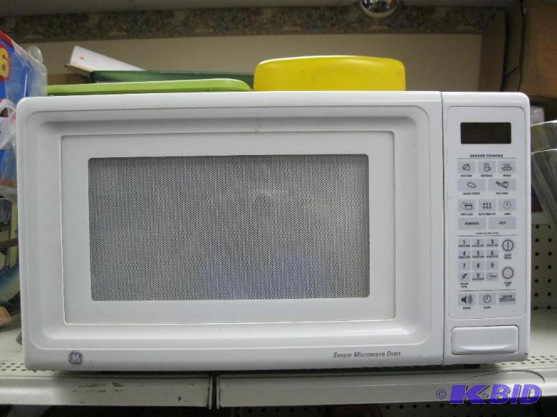 lot 10 image: GE Medium Size Microwave -Works Fine...