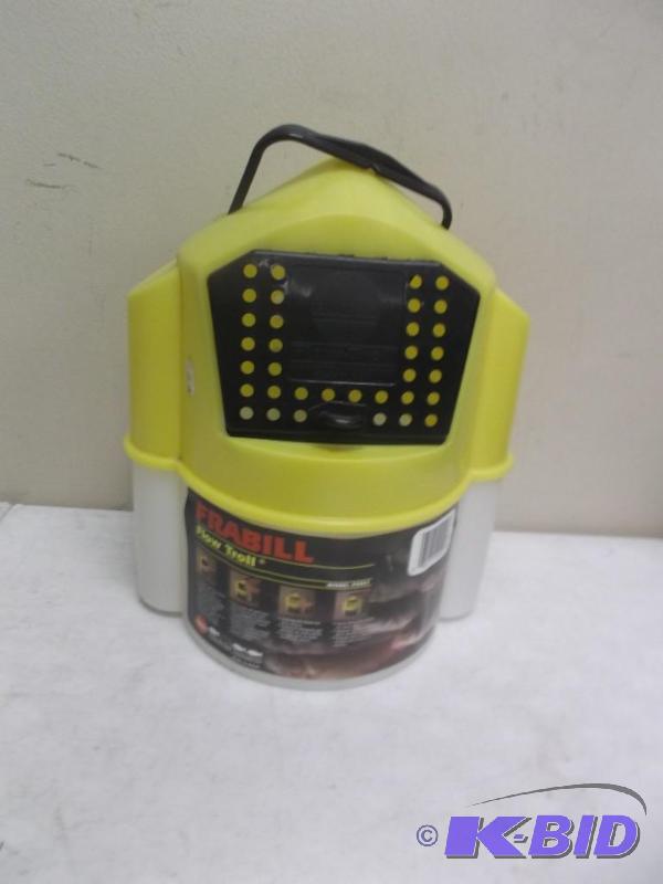 lot 150 image: Plastic Minnow Bucket ...