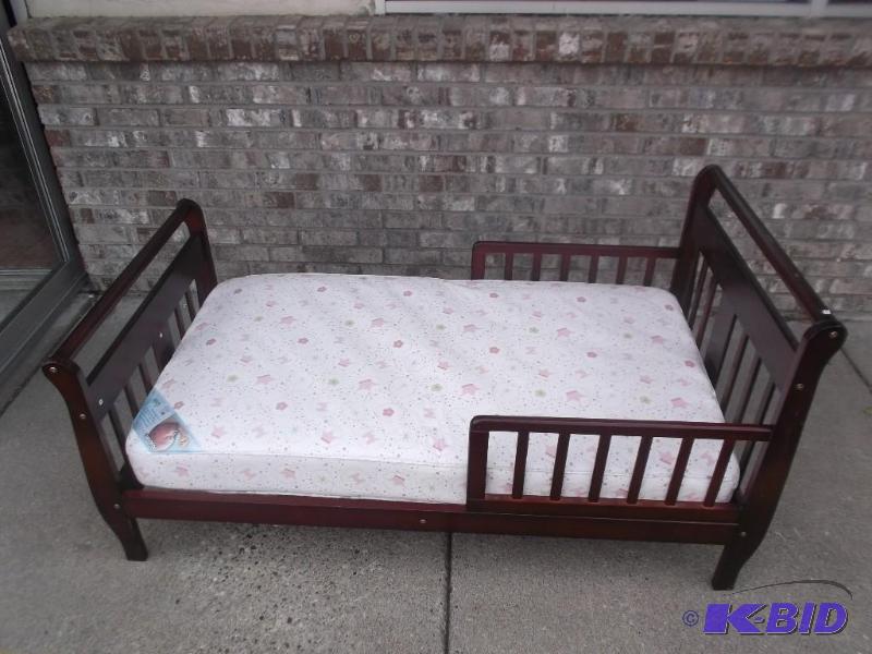 lot 16 image: Kids Size Bed Frame with Mattress...