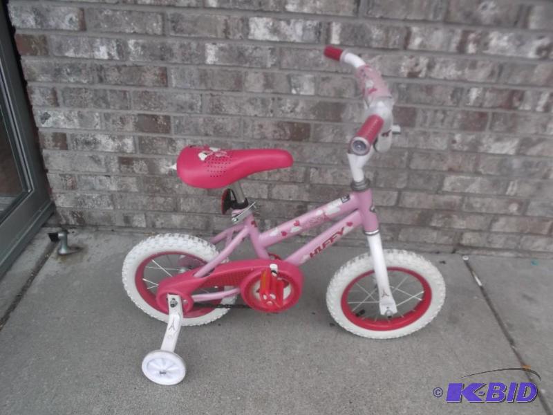lot 19 image: Girls Huffy Sea Star With Training Wheels...