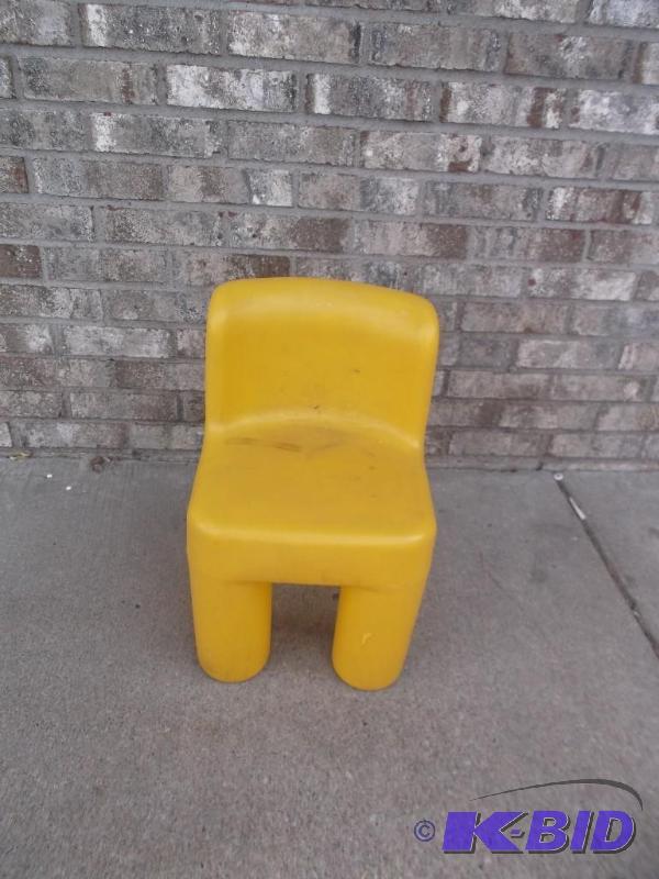 lot 223 image: Small Kids Plastic Chair...