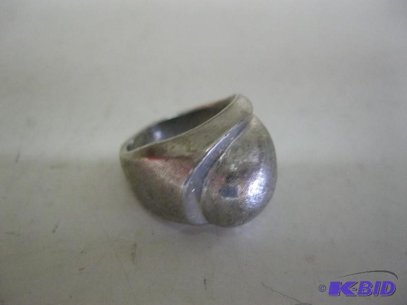 lot 70 image: Fashion Ring...