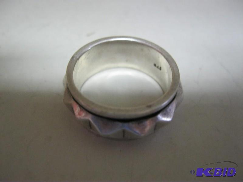 lot 71 image: Fashion Ring...