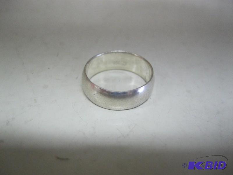 lot 72 image: Fashion Ring...