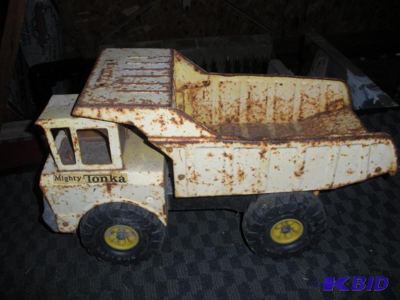 lot 003 image: Tonka Dump Truck