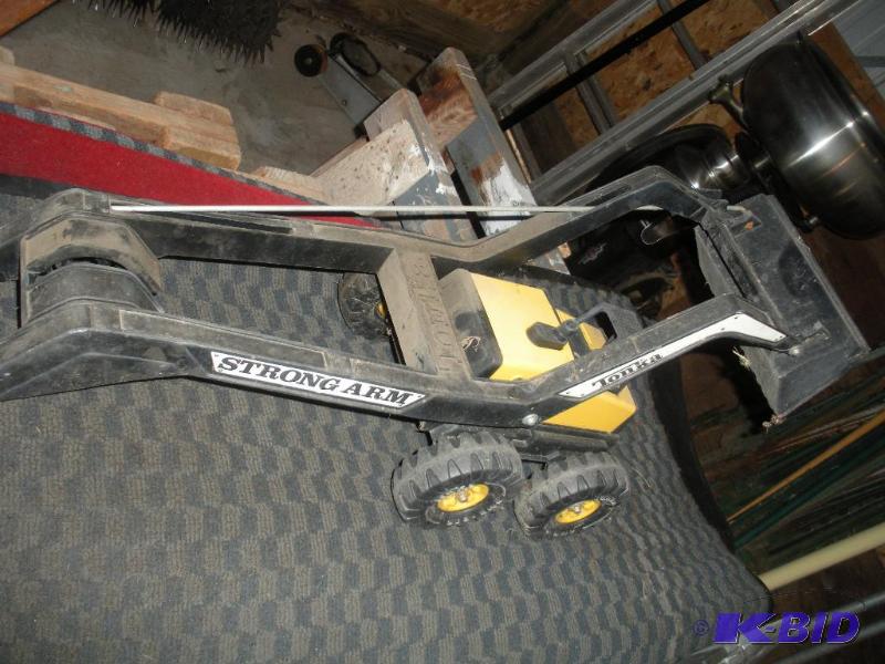 lot 004 image: Tonka Strong Arm Scoop Shovel