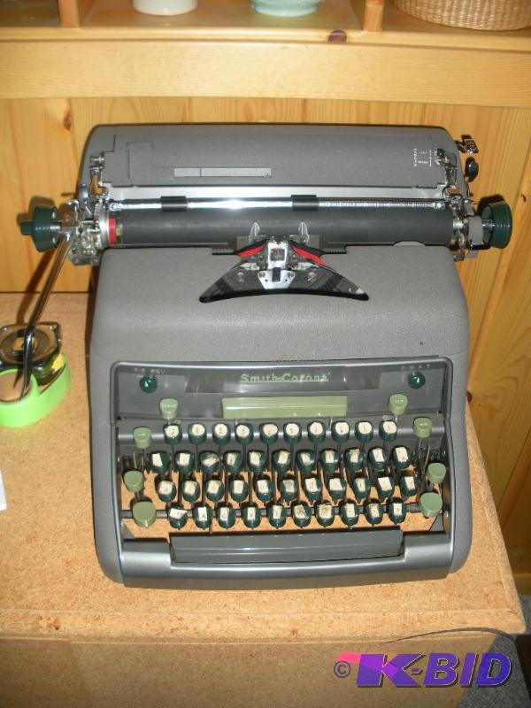 lot 006 image: Vintage Manual Smith Corona Typewriter