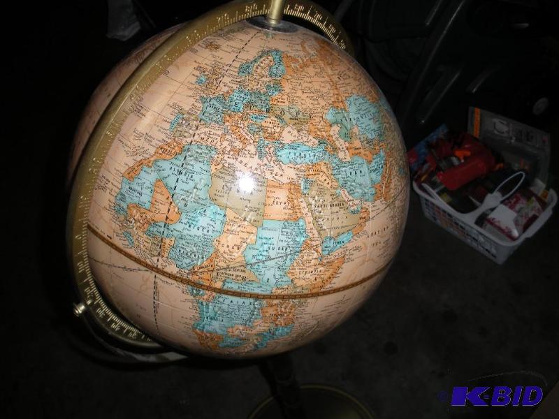 lot 011 image: Vintage Globe on Stand (App 40 years old) In Great Shape